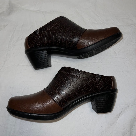 Easy Street Women’s Cynthia Brown Clogs/Mules - Size 6 - Picture 3 of 9